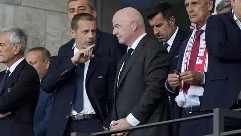 孙兴慜比赛中传球受阻，支撑脚深陷草皮引担忧